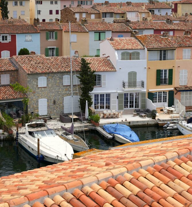 Port Grimaud vu de haut sur les canaux