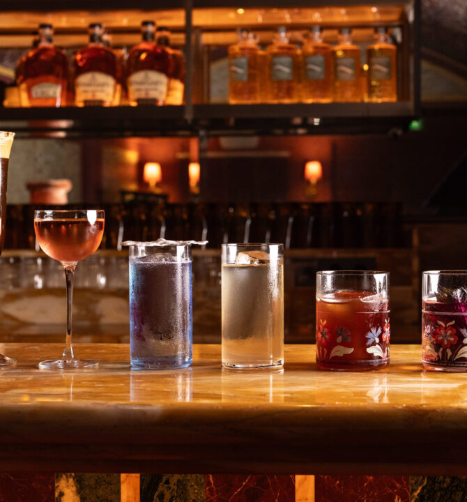 Cocktails alignés sur le bar du petit bazar