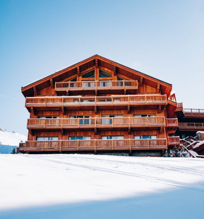 Panoramic view of snow-covered chalets and slopes in Méribel